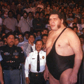 Za jeho neobvyklý vzrůst a váhu mohla hormonální porucha zvaná gigantismus.