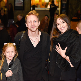 Tomáš Klus vyvedl na filmovou premiéru manželku Tamaru a nejstarší dceru Josefínu, které je deset let.