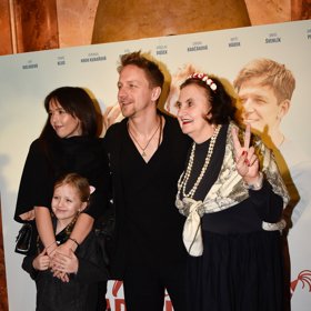 Rodinku Klusových přišla mezi fotografy podpořit Eva Holubová.