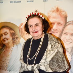 Eva Holubová svůj outfit ozvláštnila čelenkou s bobulemi.