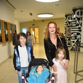 Markéta Muzikářová se svými třemi dětmi, nejstarším Nicolasem, prostřední Victorií a nejmladším Maxem.