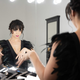 Manželka Václava Noida Bárty Eliška se proměnila ve Wednesday Addams.