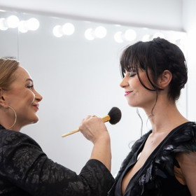 Pro účely natáčení videoklipu si do vlasů nechala připnout také typickou ofinku.