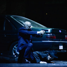 Hynek Čermák v roli, kterou ve filmu Osobní strážce hrál Kevin Costner. 