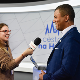 Moderátor Rey Koranteng ve studiu během rozhovoru pro Lifee.cz.