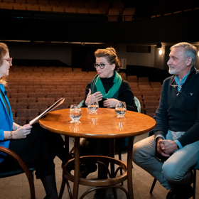 V seriálu oba dodnes působí.