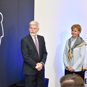 Pod ním měla elegantní outfit doplněný saténovým šátkem. 