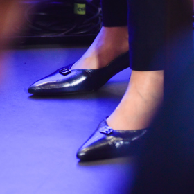 Jednoduchý model doladila Pavlová lodičkami na nízkém podpatku. 