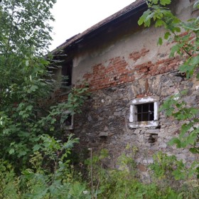 Poblíž usedlosti měla žít stará kořenářka, kterou lidé ukamenovali jako čarodějnici. Za to toto místo proklela.