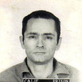 Charles Manson byl americký zločinec, fanatik a hudebník, který založil komunitu zvanou Manson Family.