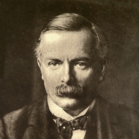 Britský premiér David LLoyd George o jejím hnutí řekl, že šíří bolševické a pacifistické myšlenky.