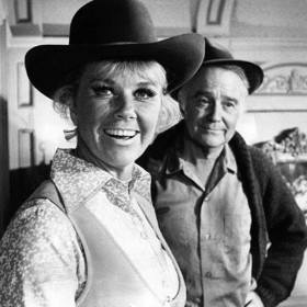 "Kdybych našla psa, snažila bych se najít majitele, ale stejně by byl můj! Miluji také kočky. Lidé mi volají a říkají, že mají pro mne ty, které nikdo nechce. A já vždy odvětím: Přiveďte mi je všechny!"