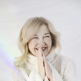 O make-up a vlasy se postrala vizážistka Sylvie Hadziefendic. (svetr Michael Kovačik, prodává Obsession) 