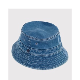 Džínový klobouk z bio bavlny značky Petit-Bateau, 790Kč