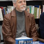 Ve svém bramborovém salátu si oblíbil pálivou papriku. 