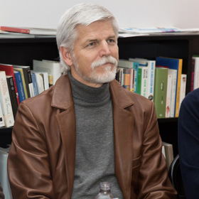 Ve svém bramborovém salátu si oblíbil pálivou papriku. 