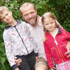 Bratr Jiřího Langmajera Lukáš se rovněž dlouhé roky živí jako herec. Naposledy na sebe upozornil v oblíbeném seriálu Slunečná. Na snímku se svými dětmi.