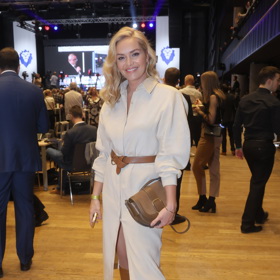 Taťána Kuchařová umí nosit hnědé kožené doplňky. Správně je kombinuje s béžovou barvou. 