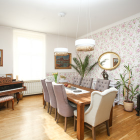 Obývacímu pokoji vévodí velký stůl, protože s návštěvami se zde dveře netrhnou.