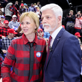 Během předvolebního období vystřídal Petr Pavel několik různobarevných obleků, nechyběl ani tento modrý doplněný vínovou kravatou.