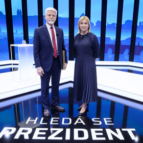 A chodí v ní i do prezidentských debat. Na snímku s kandidátem na prezidenta Petrem Pavlem na CNN Prima News. 
