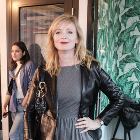 Zde pro změnu Aňa Geislerová vynesla menší kabelku značky Dior.