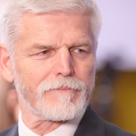 Perfektní střih vlasů a vousů, ostré rysy v obličeji a upřímný pohled, to je nový český prezident Petr Pavel. 