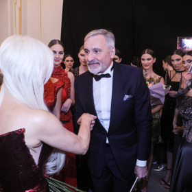 Moderátor Jan Čenský je galantní elegán.