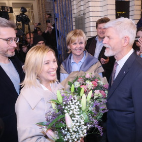 Danuše Nerudová i Eva Pavlová své outfity ladily do neutrálních barev. 