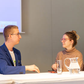 Redaktorka Lifee.cz Veronika Nováková během rozhovoru s mluvčím  Česko-slovenské asociace za kratom Lukášem Pfefferem.