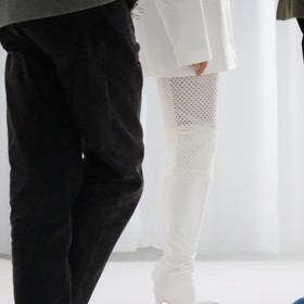 Stylista Miroslav Romaniv se postaral o trendy kousky, včetně bílých kozaček na podpatku.