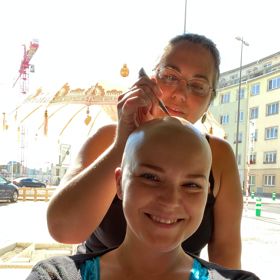 Holou hlavu brala Hanka Samsonova jako příležitost vyzkoušet něco nového, například malování hennou.