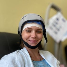 Hanka se rozhodla pro první dvě chemoterapie použít chladicí čepičku, jakousi prevenci vypadávání vlasů. Před aplikací čepičky bylo třeba vlasy namočit a po jejím nasazení ochladit pokožku hlavy na 3-5 stupňů.