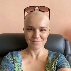 Vzdor všem opatřením Hanka postupně přišla o vlasy, řasy i obočí. Nijak těžce to ale nenesla, spíš ji některé aspekty vypadávání vlasů poněkud zaskočily. Více o tomto tématu se dovíte v jednom z dalších dílů jejího vyprávění.