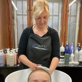 Svěřila se do rukou šikovné kadeřnice Lucky alias Shimi ze Studia Twins v centru Prahy.