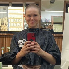 A toto je vůbec první účes, který měla Hanka po chemoterapii na hlavě. Ač málokdo z okolí si nějaké změny všiml, pětatřicetileté mamince pomohla drobná úprava vlasů cítit se lépe. S popelavým chmýřím se totiž sžívala hůř než s holou hlavou či šátkem.