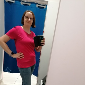 Ve Sportisimu jsem strávila v kabince asi nejvíce času. Na výběr byla spousta zlevněných triček od různých sportovních značek v cenových kategoriích od 199 do 299 Kč.