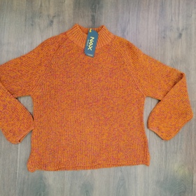 V Alpine Pro jsem našla svetr se stojáčkem, který se stal základním stavebním kamenem mého outfitu. Vyzkoušela jsem si velikost S a L a nakonec sáhla po menší variantě, L mi vzadu hodně odstávalo. 