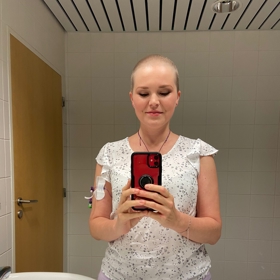 Koncem října začaly Hance růst první vlasy. Byly prý heboučké jako srst koťátka. Takto jemné chmýříčko měla začátkem listopadu při natáčení pořadu Na kafeečko, kde byla hostem moderátorky Milušky Bittnerové.