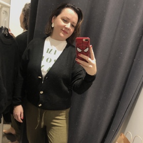 Do tisícovky jsem ve slevách poskládala pohodlný outfit do práce. Kalhoty, triko, svetr a dokonce i malou kabelku.