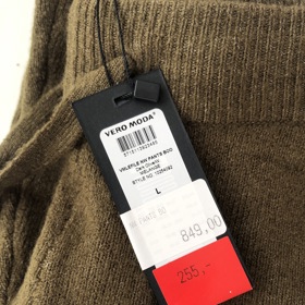 Kalhoty stály původně 849 Kč, po slevě 255 Kč.