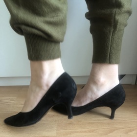 Doma jsem vyzkoušela, že tomuto typu kalhot sluší podpatky.