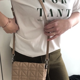 Béžová kabelka krásně doplnila khaki kalhoty.