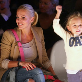 Laura mámu odmalička doprovázela na společenské akce. Takhle si ve čtyřech letech užívala pražský Fashion Week.