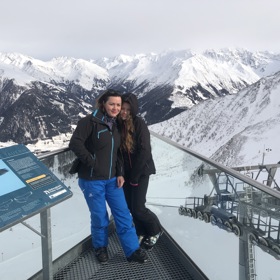 Po jídle se můžete pokochat panoramatickým výhledem na šedesát alpských třítisícovek.