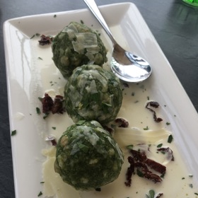 Objednat si tady můžete nejrůznější lahůdky - tohle jsou špenátové knedlíky se smetanovou omáčkou.