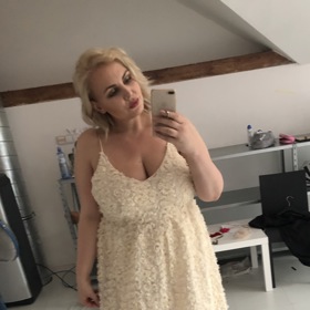 Pak ale přijdou momenty, kdy už je to moc i na mě a chci kila navíc zase shodit. Silná stehna mi nevadí, ale když už do místnosti dříve vstupuje bříško než prsa, necítím se pohodlně.