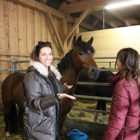 Hanka sama má prostředí stájí ráda a podle svých slov je pro ni pobyt u koní velkým relaxem.