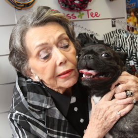 Jiřina Jirásková se svou fenkou buldočka Amálkou.