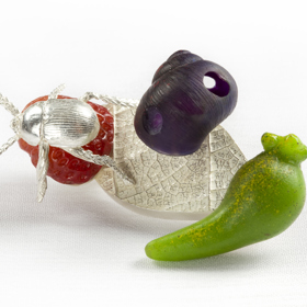 Tuto brož měla od Hanuše Lamra Madeleine Albright, někdejší ministryně zahraničních věcí USA. 